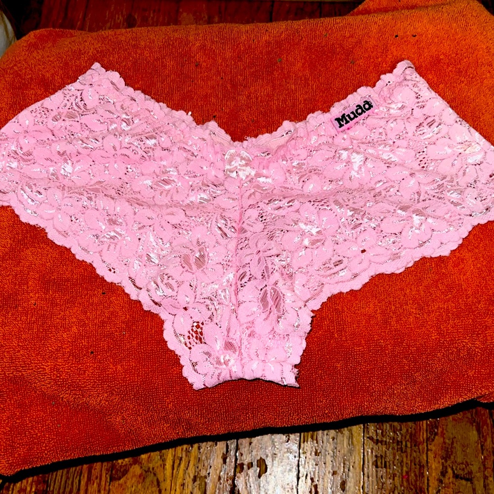 Women’s mud, underwear, pink lace
